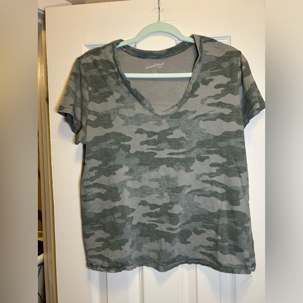 Universal Thread Women's V-Neck Short Sleeve Casual Cotton Camo Tee Shirt Size L